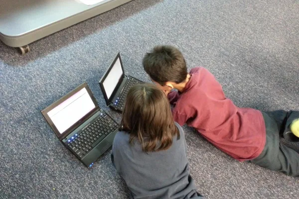 boy_girl_children_computer_learning_education_laptop_collaboration-1246667.jpg