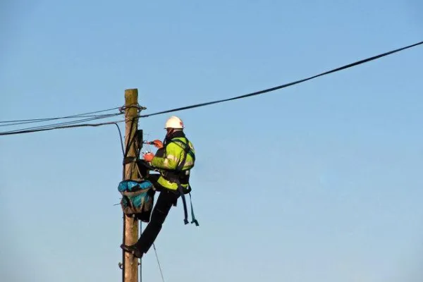 telecommunications_maintenance_pole_worker.jpg