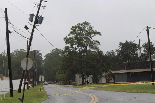 800px-power_pole_leaning_over_lakeland_road_after_hurricane_irma_valdosta_georgia.jpg