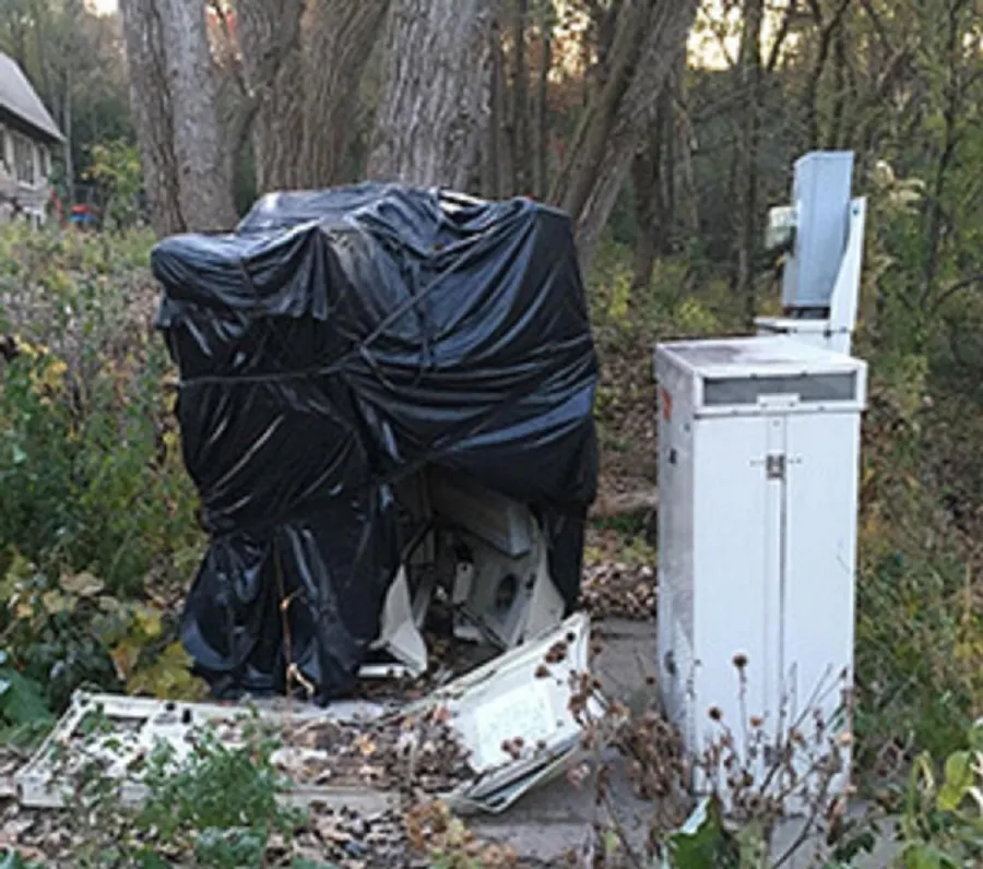 centurylink_lumen_pedestal_in_disrepair.jpg