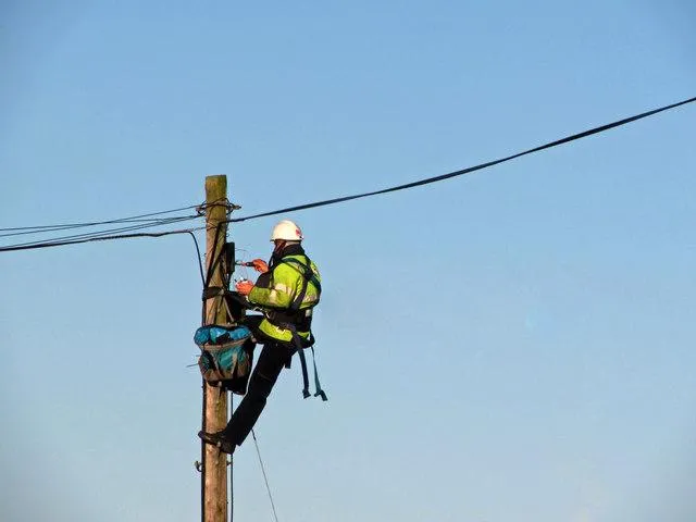 telecommunications_maintenance_pole_worker.jpg